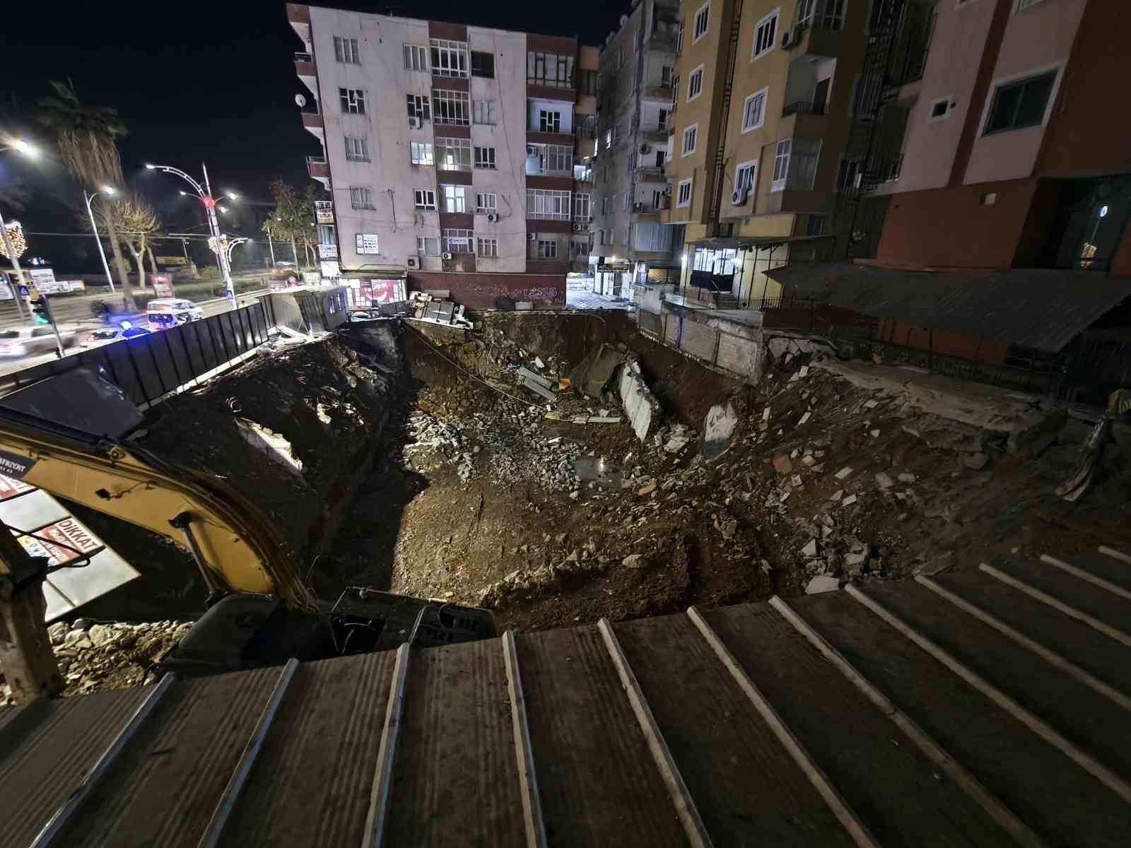 Şanlıurfa’da İstinat Duvarı Çöktü, Bina Tahliye Edildi