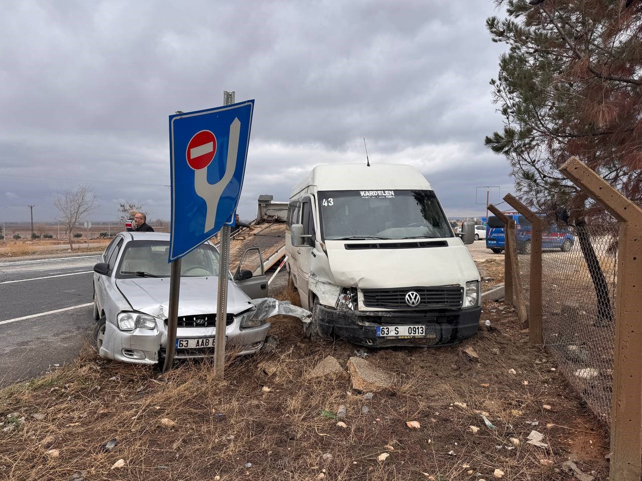 Şanlıurfa Suruç’ta Minibüs ile Otomobil Çarpıştı