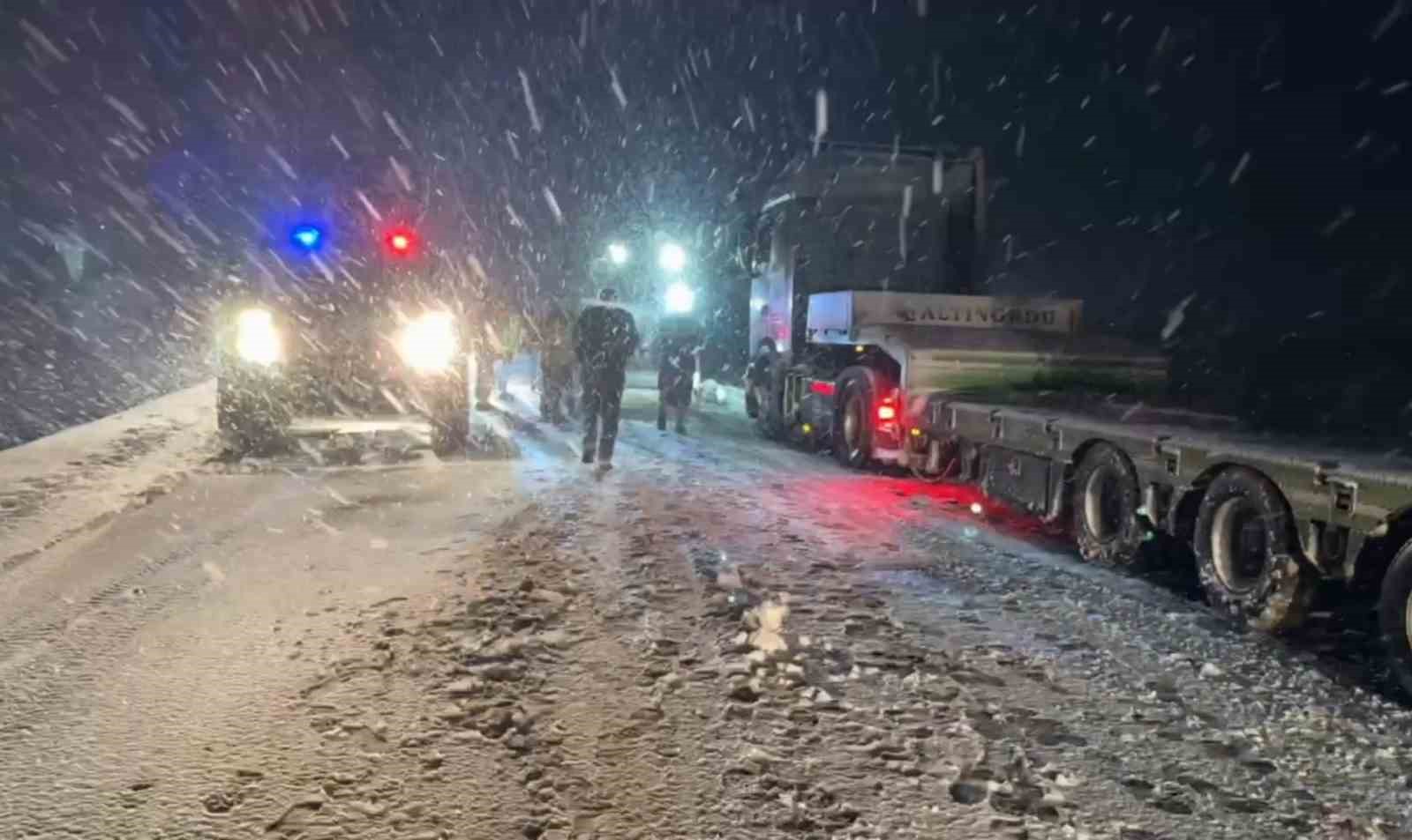 Şanlıurfa'da yolda kalanların yardımına polis ve jandarma yetişti