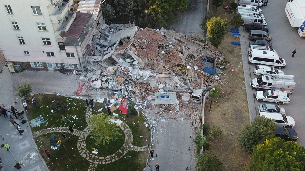 Bakan Tunç: "Sındırgı’da depremde yıkılan, bina sahibi ve müteahhidi gözaltına alınmıştır"