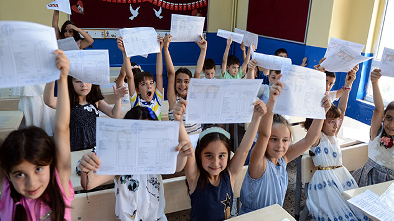 Şanlıurfa'da 736 Bin Öğrenci Karne Aldı