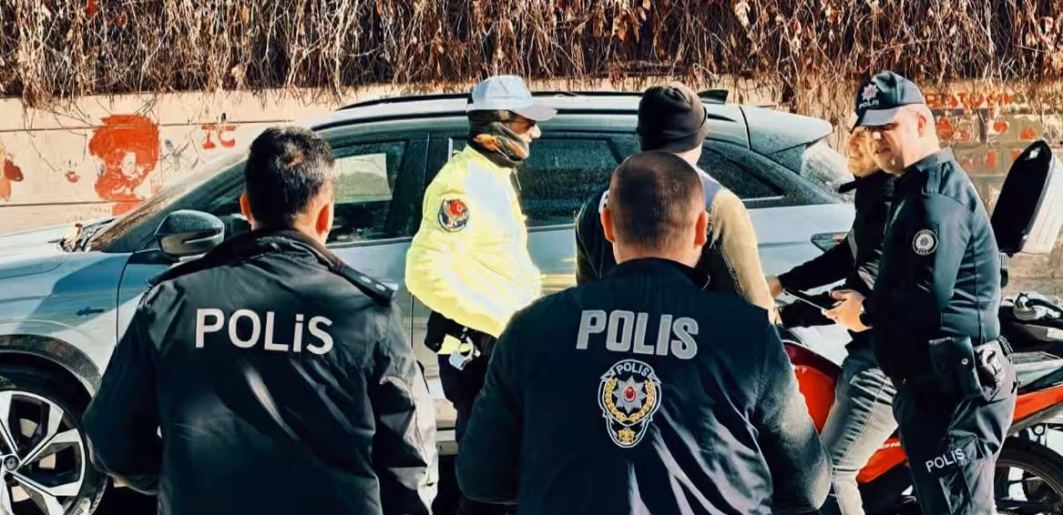 Şanlıurfa’da Okul Önlerinde Geniş Çaplı Asayiş ve Trafik Denetimi