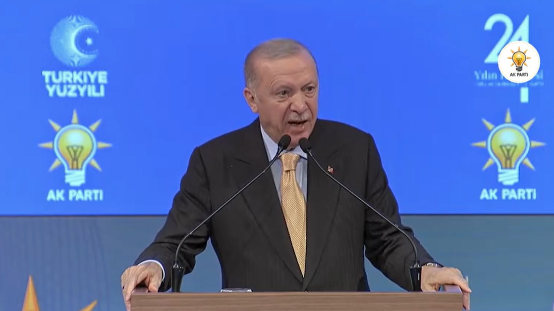 Cumhurbaşkanı Erdoğan: "Dünden beri ahlaksızca, haysiyetsizce, her türlü insani değeri ayaklar altına alan hoyrat bir üslupla AK Parti ailesinin yeni üyelerine saldıranlara “Hadi oradan” diyorum"