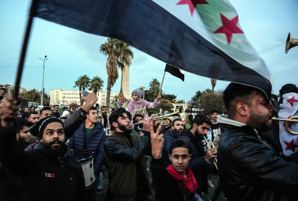 Suriyeliler, Esad Rejiminin Devrilmesi Kutladı