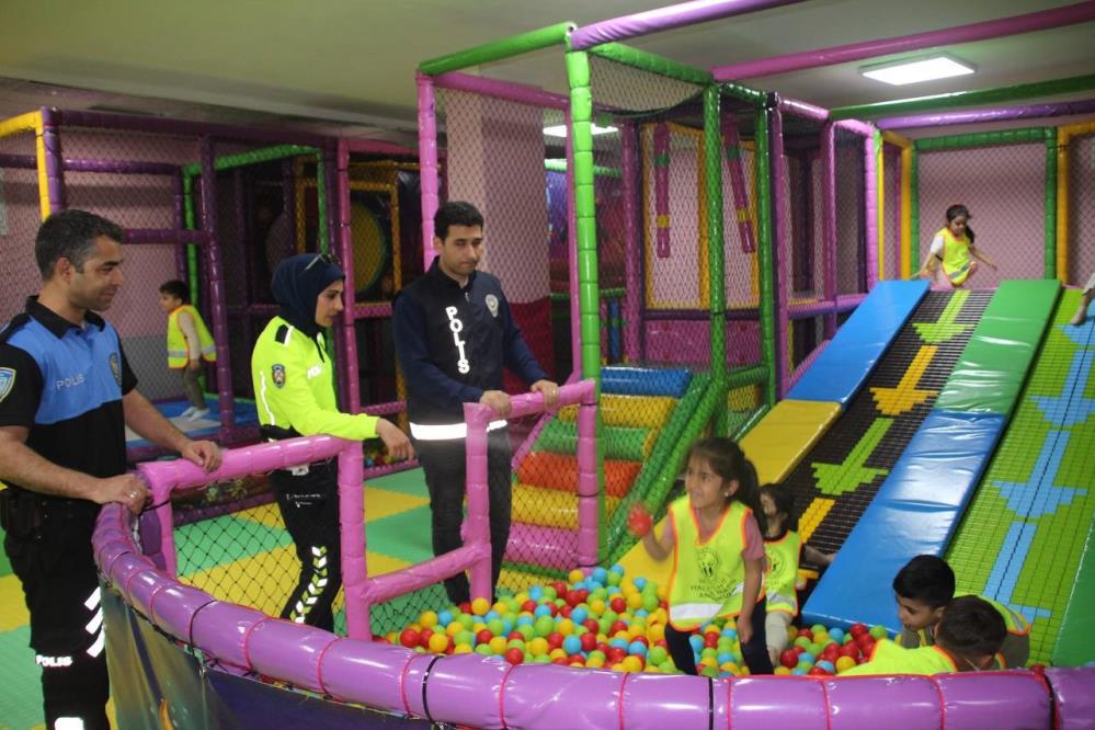 Polisler çocuklara verdikleri sözü tuttu