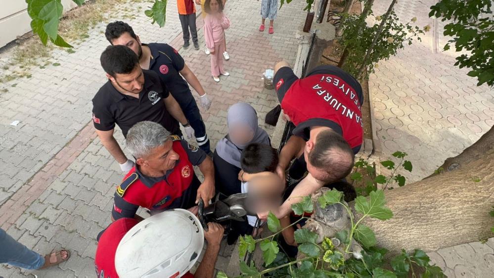 Şanlıurfa'da koluna demir korkuluk saplanan çocuğu itfaiye kurtardı