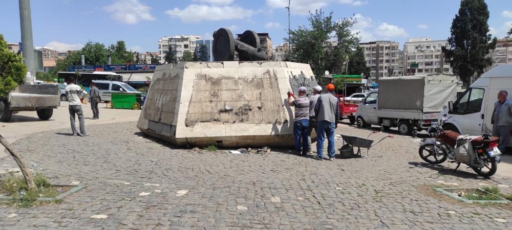 Topçu Meydanı'nın simgesi 12'ler anıtı yenileniyor