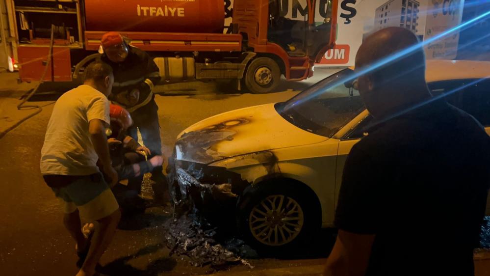 Şanlıurfa'da park halindeki lüks otomobilde yangın