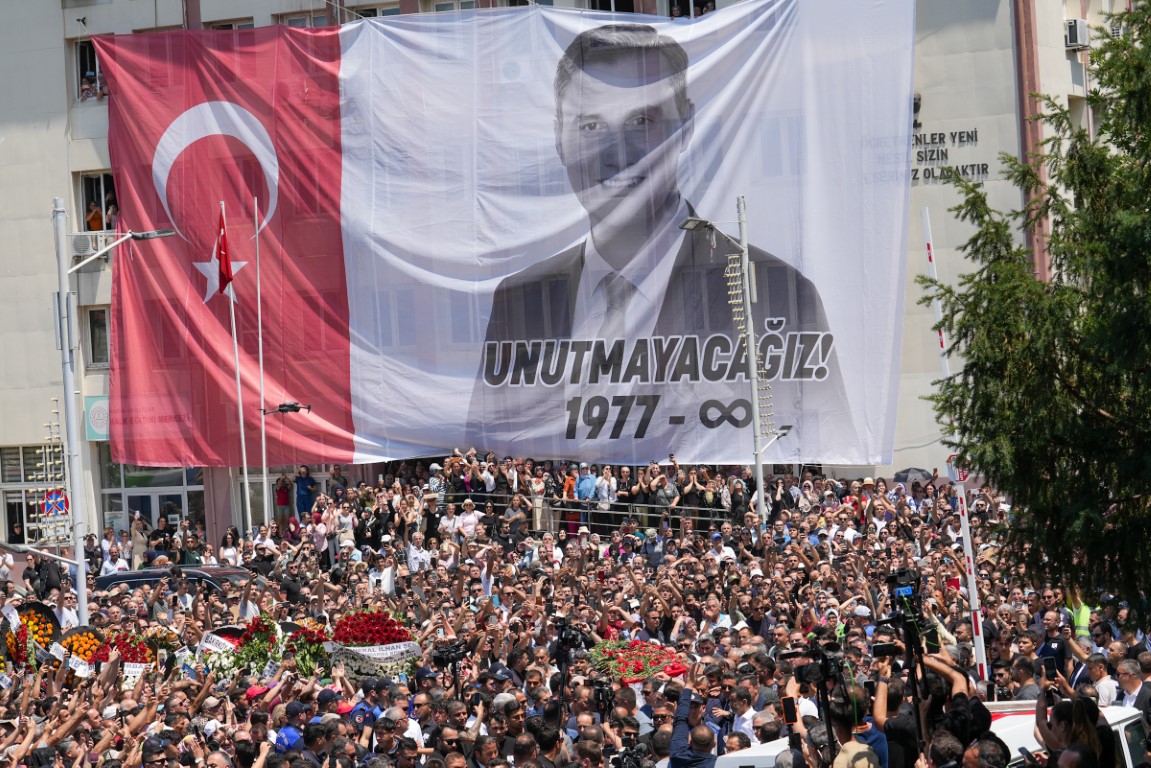 Binlerce Manisalı, Ferdi Başkanlarını gözyaşlarıyla uğurladı
