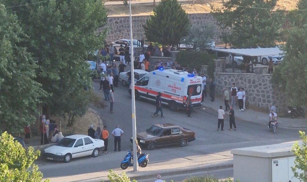 Sokak ortasında 2 kardeşe silahlı saldırı