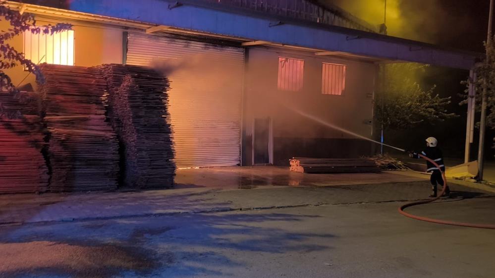 Şanlıurfa'da Mobilya Dükkanında Yangın