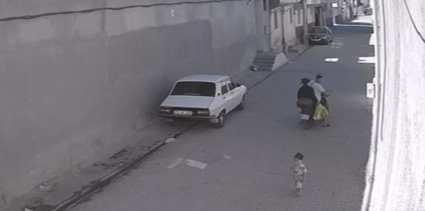 Şanlıurfa'da Anne ve babasından kaçan çocuğa otomobil çarptı