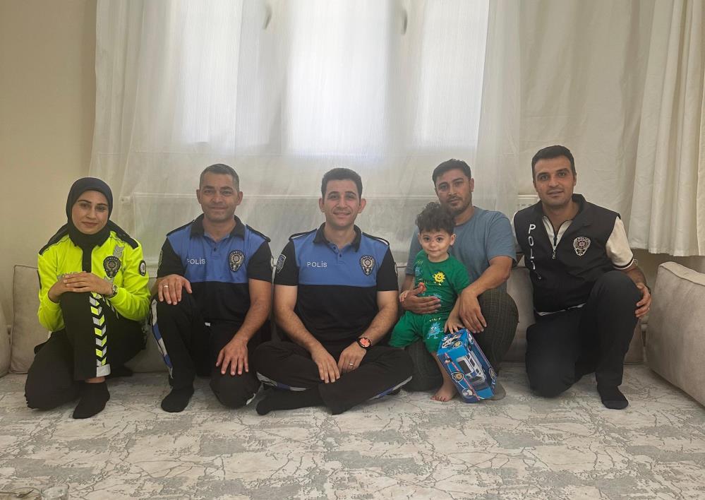 Şanlıurfa'da Polisler otomobilin çarptığı çocuğu unutmadı