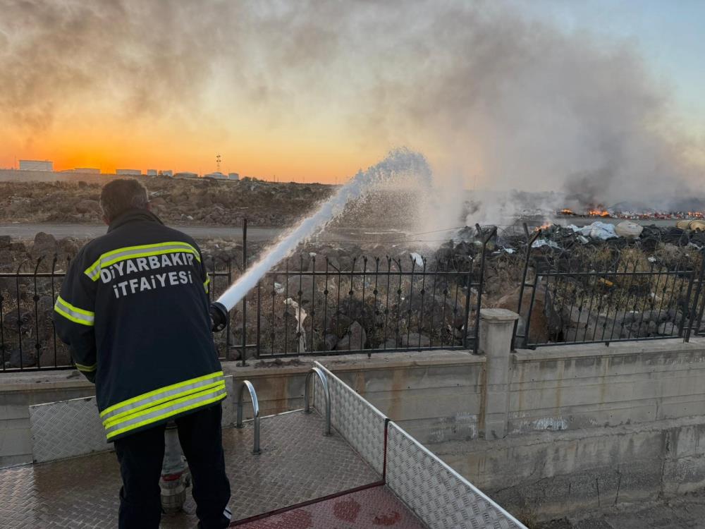 Mega Sanayi Sitesi çöplüğünde yangın