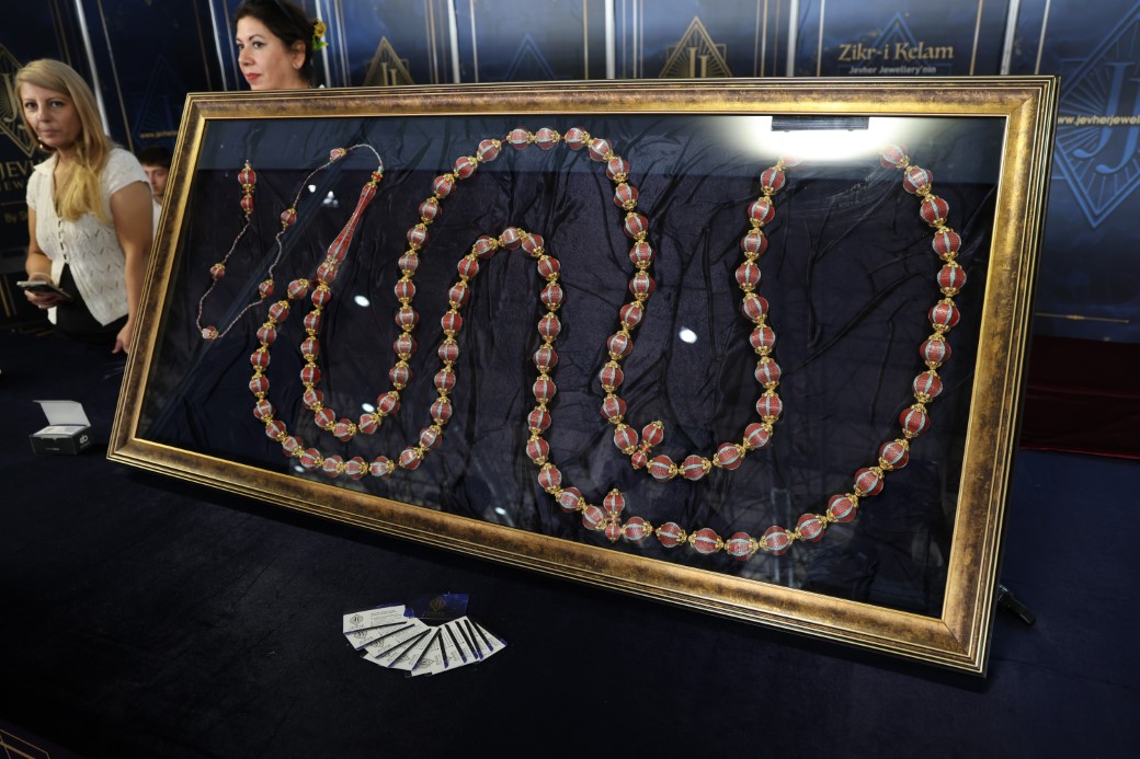 Kur’an-ı Kerim’in 604 sayfası tespihe nakşedildi