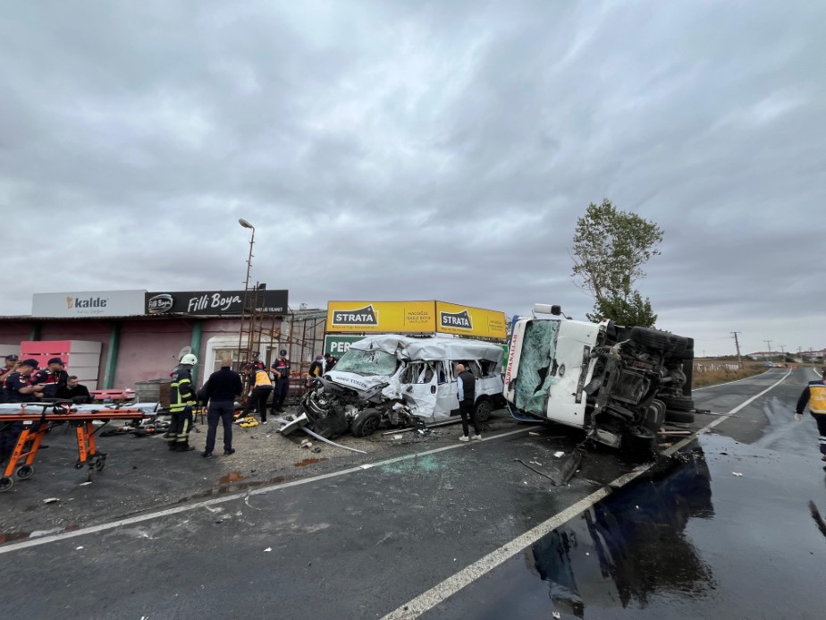 Feci Servis Kazası: 3 Ölü, 9 Yaralı