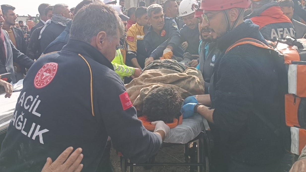 Göçük altından çıkarılan 2 çocuk işçi kurtarılamadı