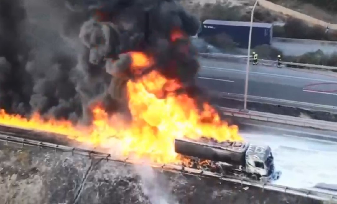 Seyir halindeki Tır'da patlama