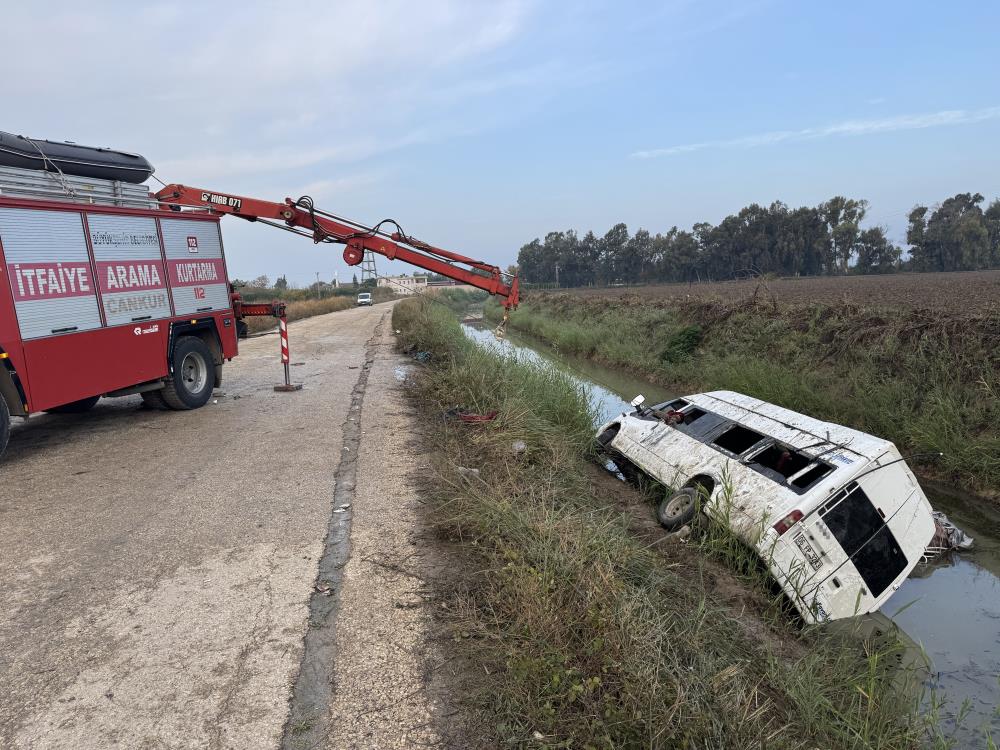 Tarım işçilerini taşıyan minibüs kanala devrildi