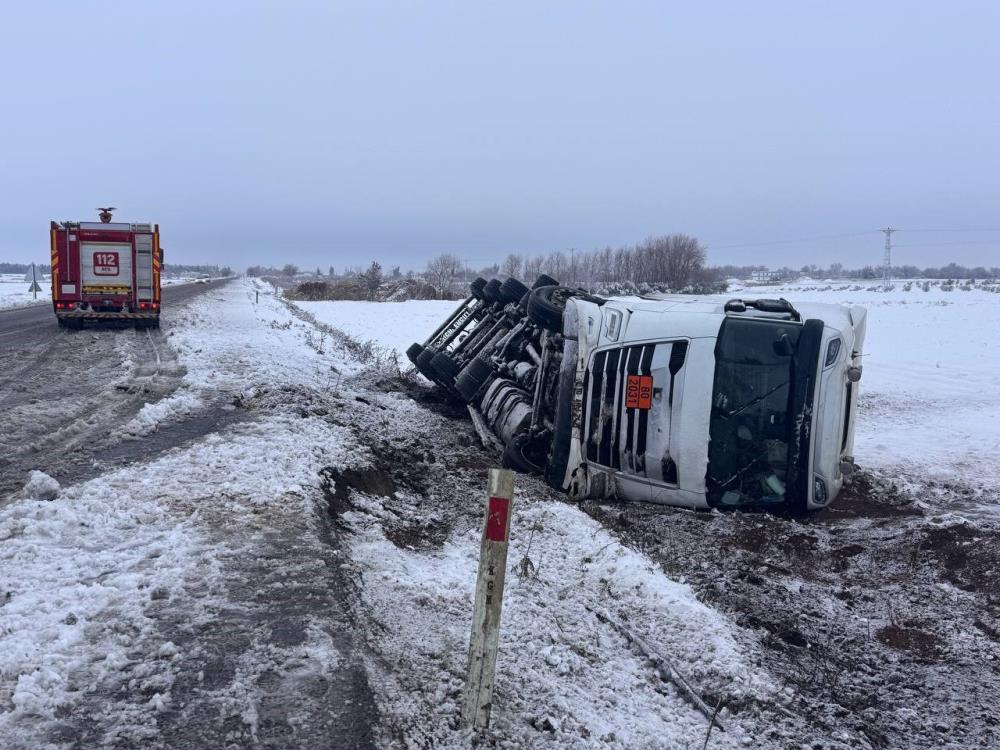 Şanlıurfa'da asit yüklü tanker devrildi