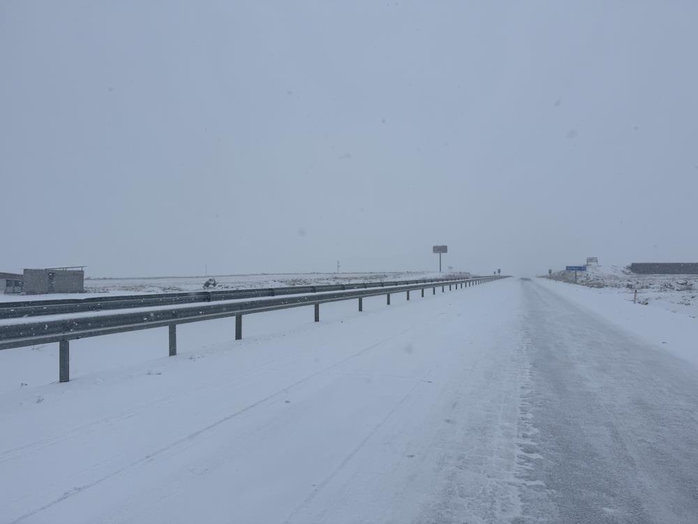 Siverek yolunda kar yağışı ulaşımı olumsuz etkiledi