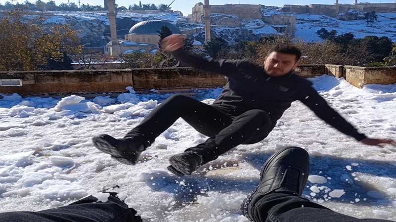 Dikkat! Eliniz Cepte Yürümeyin