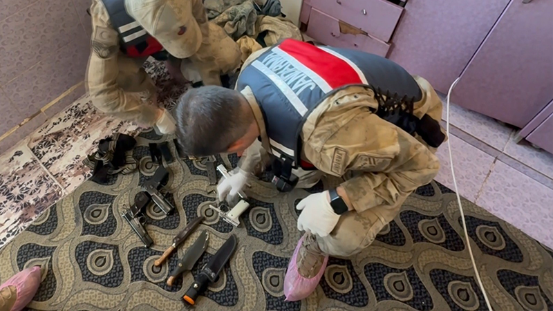 Şanlıurfa'da çamaşır makinesinden 12 tabanca çıktı