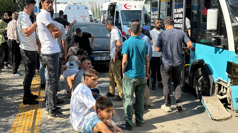 Freni Patlayan Otobüs Durağa Daldı: 20 Yaralı