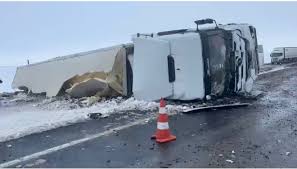 Siverek-Şanlıurfa Karayolunda Tır Devrildi