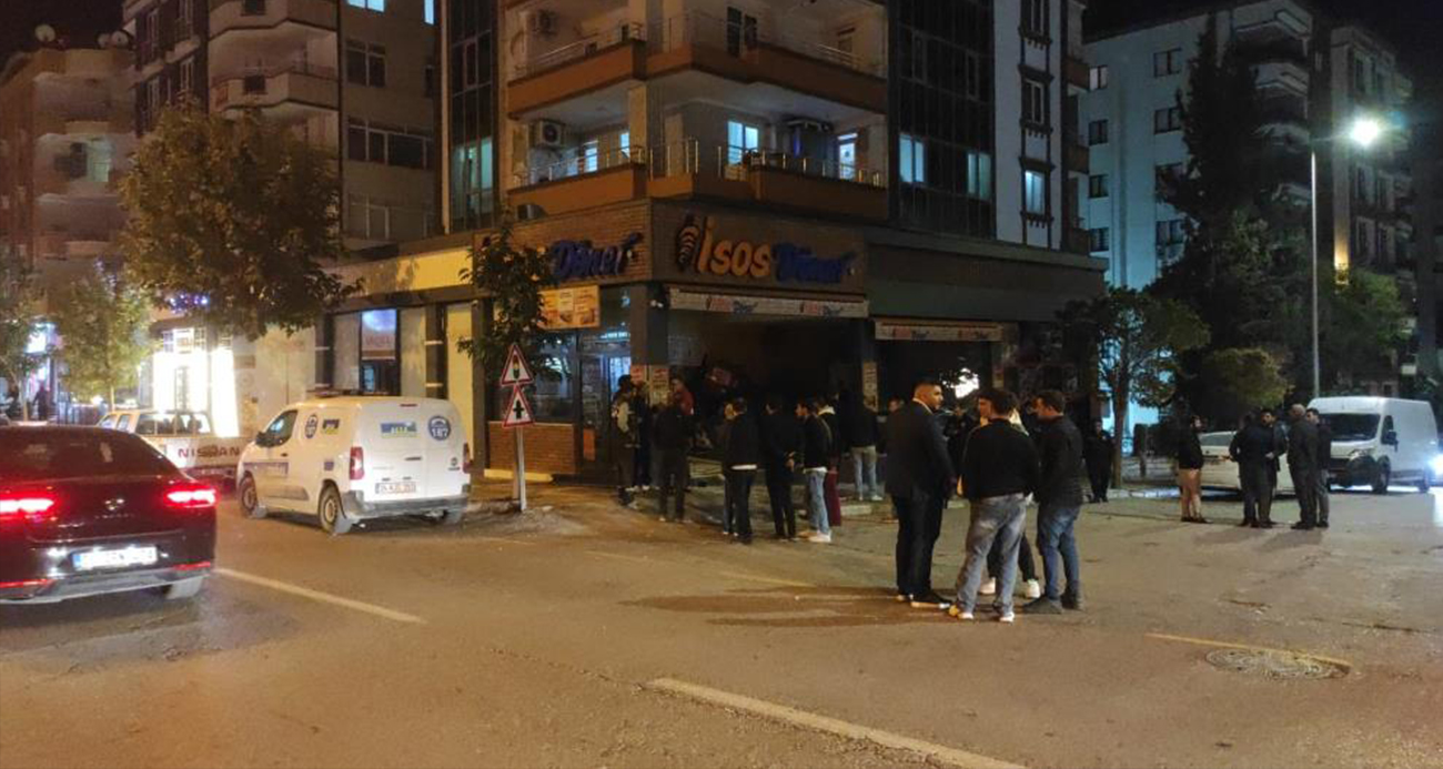 Şanlıurfa’da Otomobil Yeni Açılan Dönerciye Daldı
