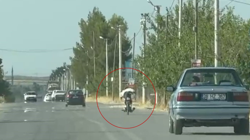 Şanlıurfa'da motosiklet sürücüsnün tehlikeli yolculığu