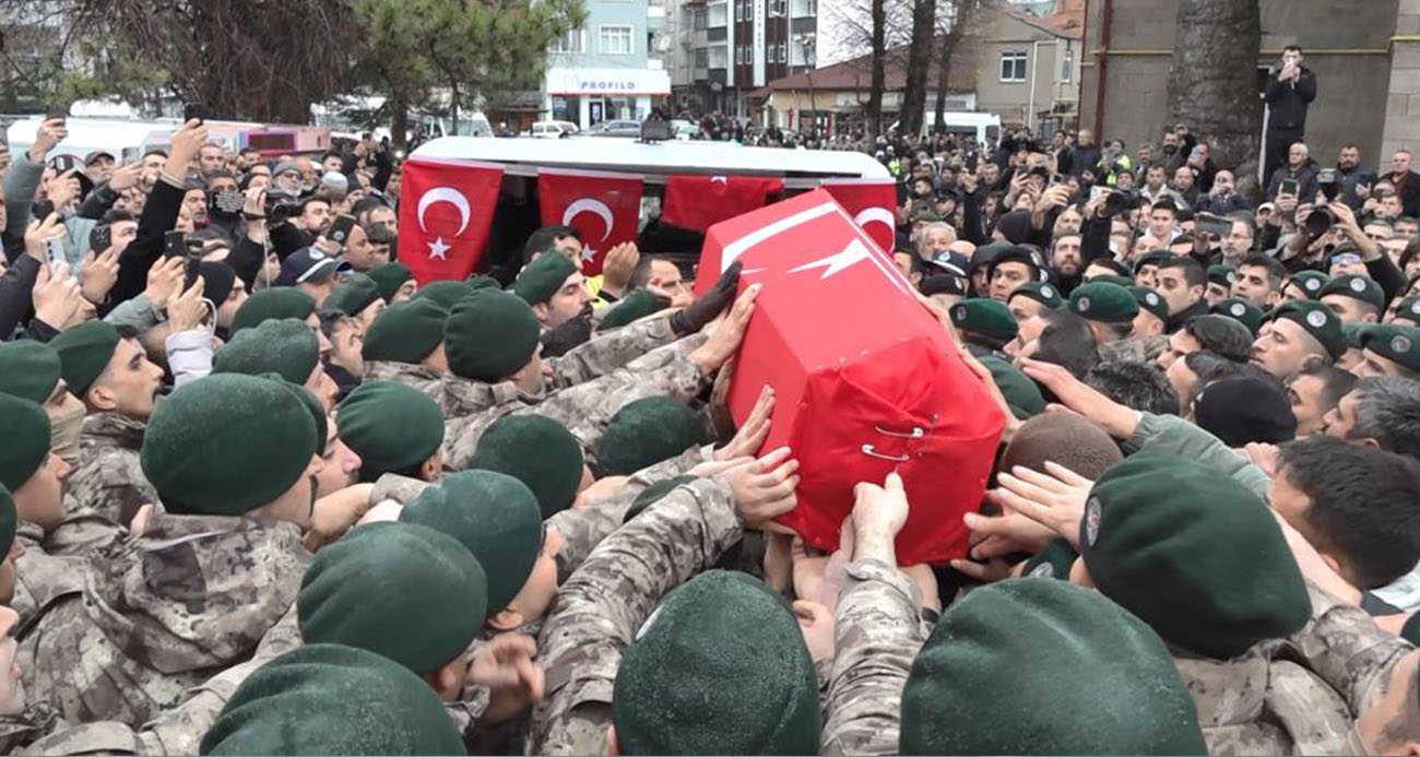 Şehit polis, görev arkadaşlarının omzunda dualarla uğurlandı