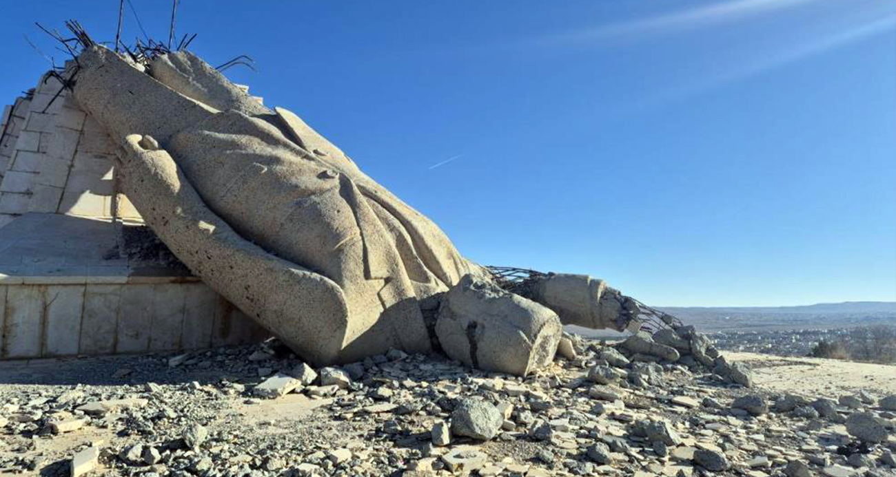 Suriye’de Hafız Esad Heykeli Devrik Halde