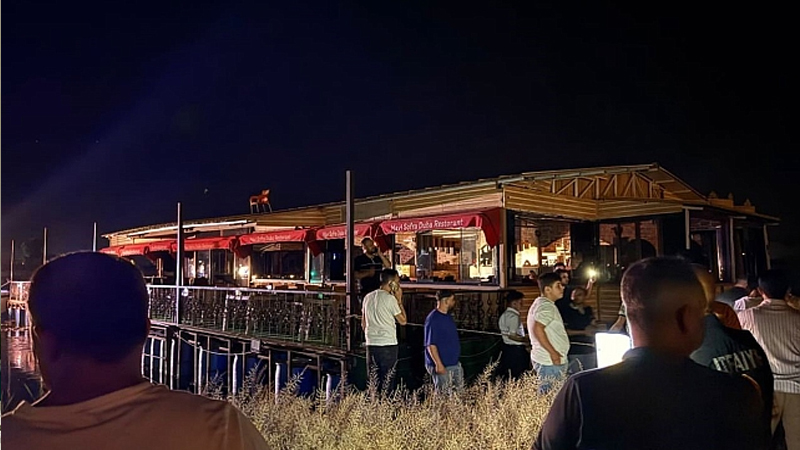 Şanlıurfa’da halatları kopan duba restoran Fırat Nehri’nde sürüklendi