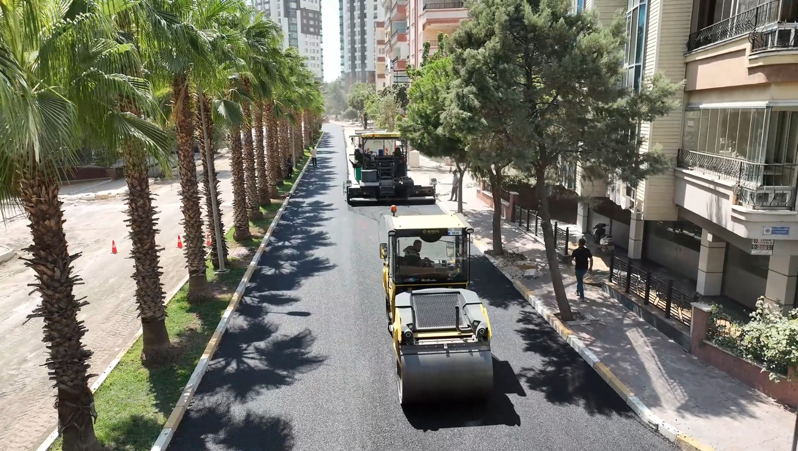 : Karaköprü’de Deforme Olan Yollar Sıcak Asfaltla Yenileniyor
