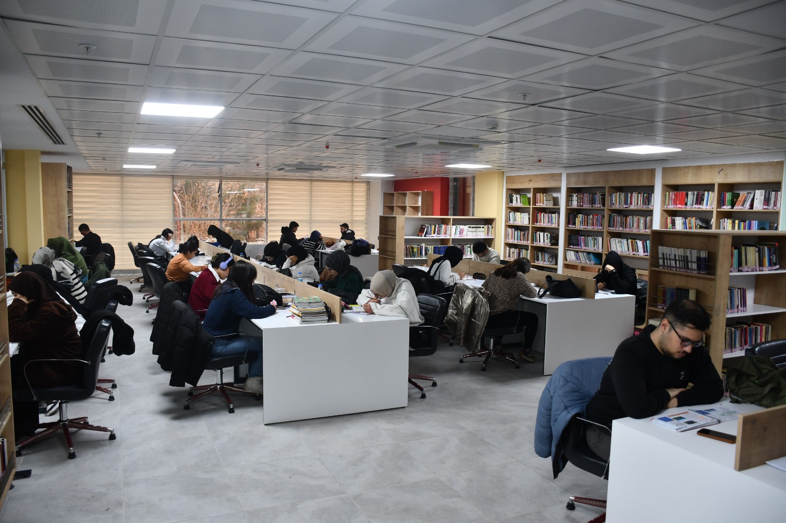 Şanlıurfa Siverek’te İlçe Halk Kütüphanesi Hizmete Açıldı