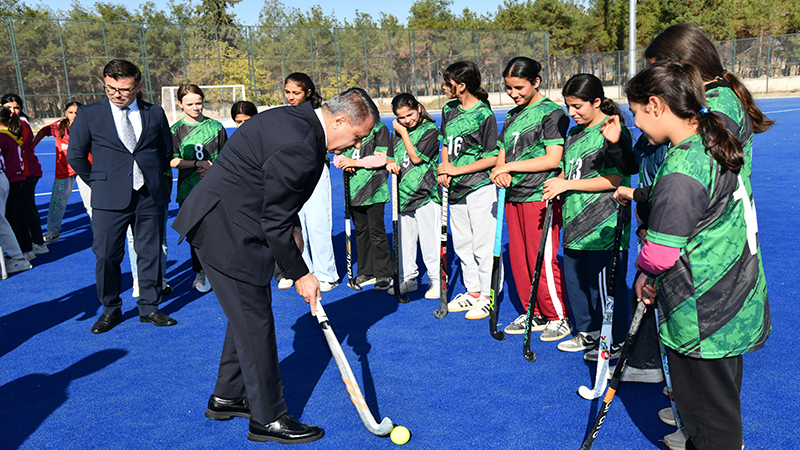 Vali Şıldak, Suruç’ta Çim Hokeyi Sporcularıyla Buluştu