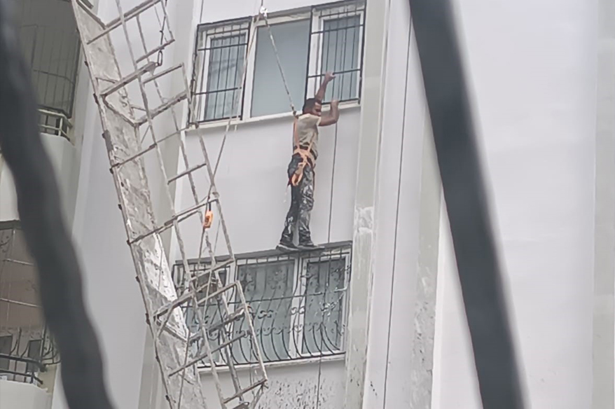 Adana’da iskelenin halatı koptu, işçi ölümden döndü