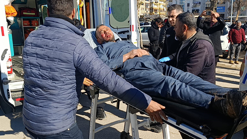 Adliye önünde boşanma kavgası: 2 yaralı