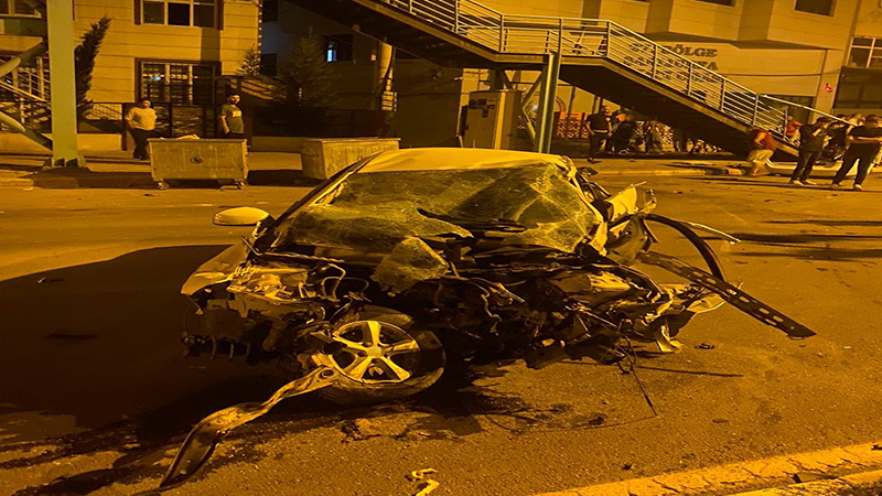 Şanlıurfa'da otomobil üst geçide çarptı: 1 ölü