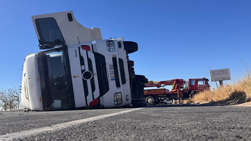 Şanlıurfa’da tekstil hammaddesi yüklü tır devrildi