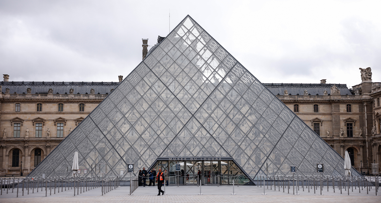 Louvre Müzesi'nden çalınan mücevherlerin değeri 88 milyon euro