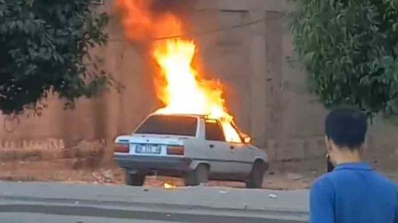 Şanlıurfa’da Park Halindeki Otomobil Alev Topuna Döndü
