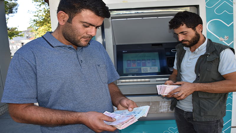 ATM'de buldukları paranın sahibini arıyorlar
