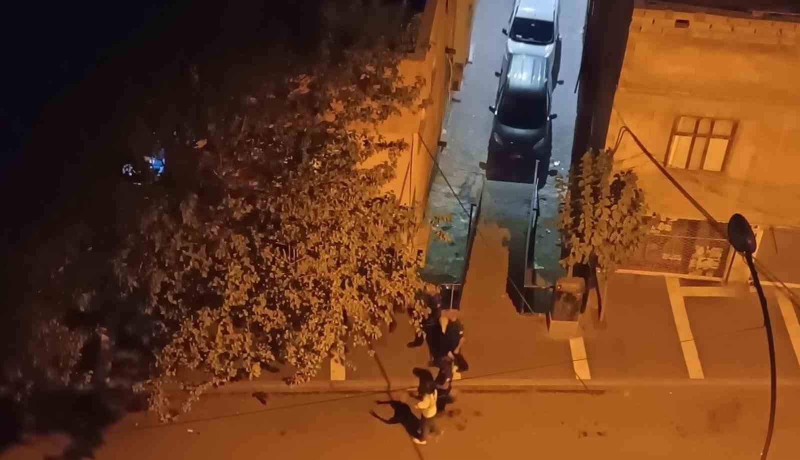 Gece yarısı 2 kardeşin silahlı kavgası mahalleliyi canından bezdirdi.