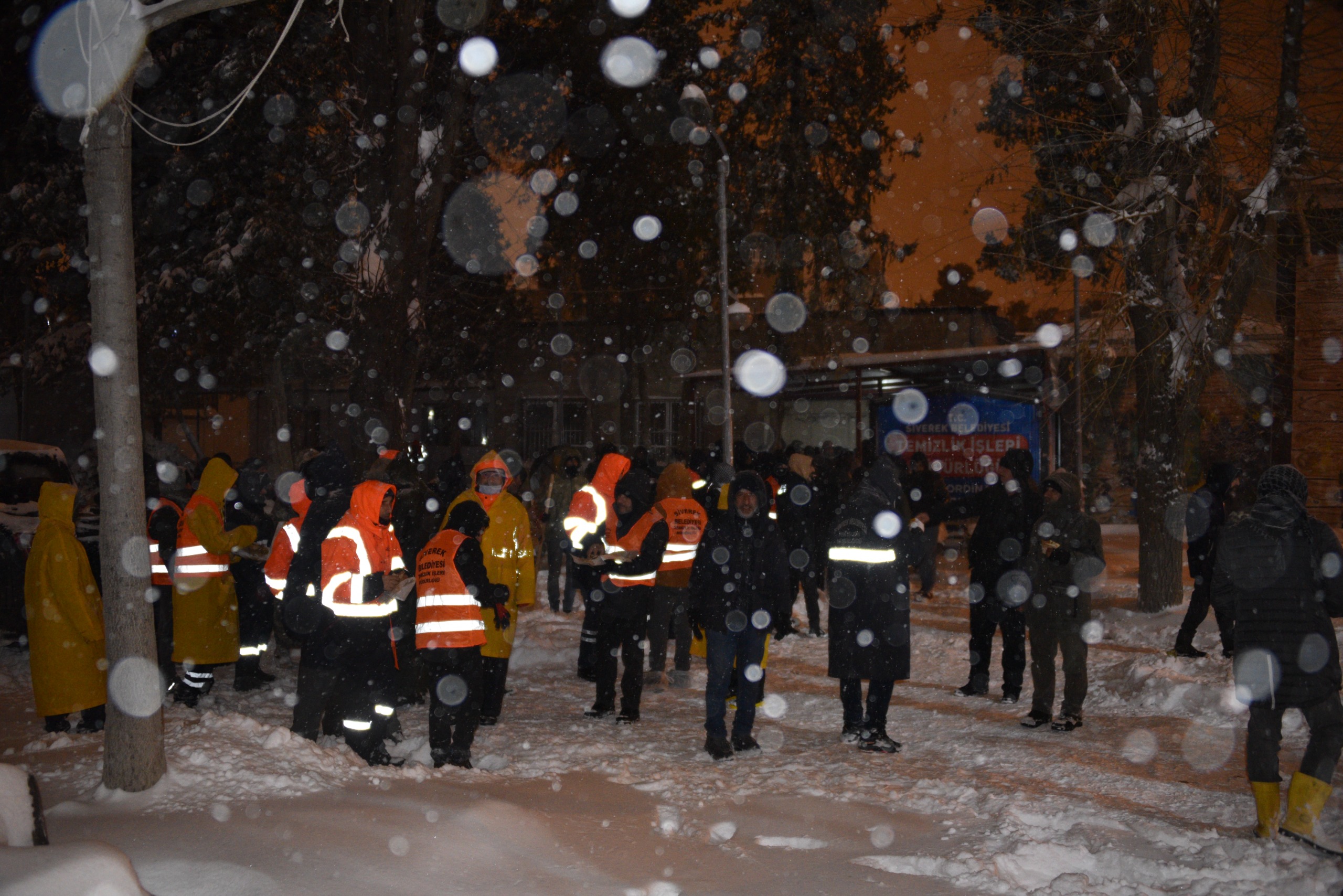Siverek'te karla mücadele gece boyunca sürüyor
