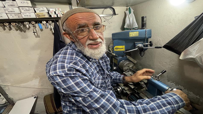 4 metrekarelik dükkana 28 yıl sığdırdı