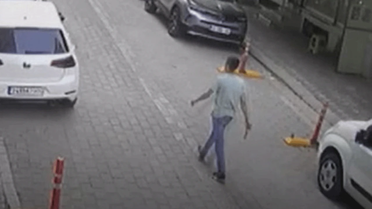 Sokak sokak dolaşıp elindeki bıçakla otomobillere zarar verdi