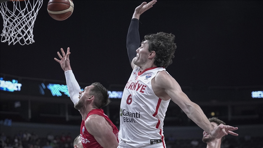 12 Dev Adam, Yunanistan’ı farklı mağlup ederek EuroBasket’te finale çıktı