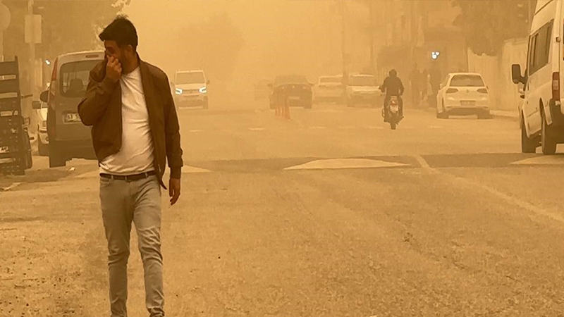 Toz bulutu Şanlıurfa semalarını kapladı